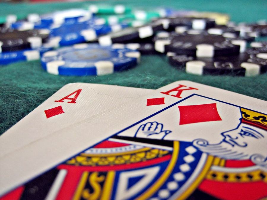 Meja blackjack dengan kartu terbuka