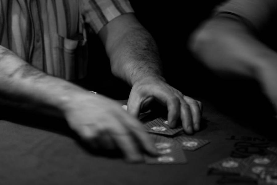 Kartu poker tersusun di atas meja