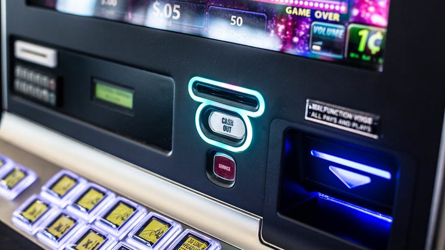 Gulungan mesin slot dengan simbol permainan